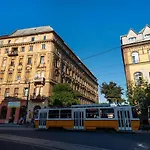 Central Large Airconditioned Apartment