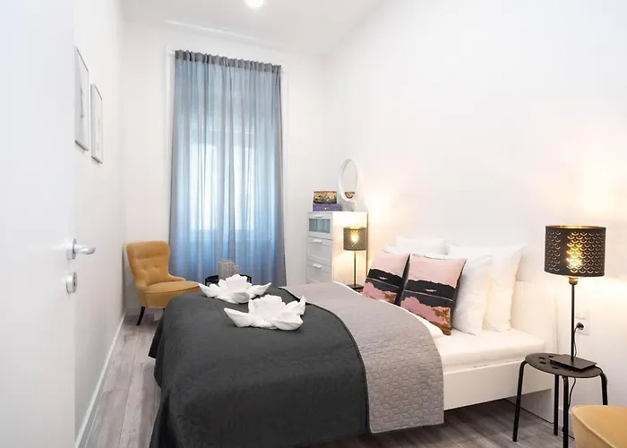 Central Large Airconditioned Apartment